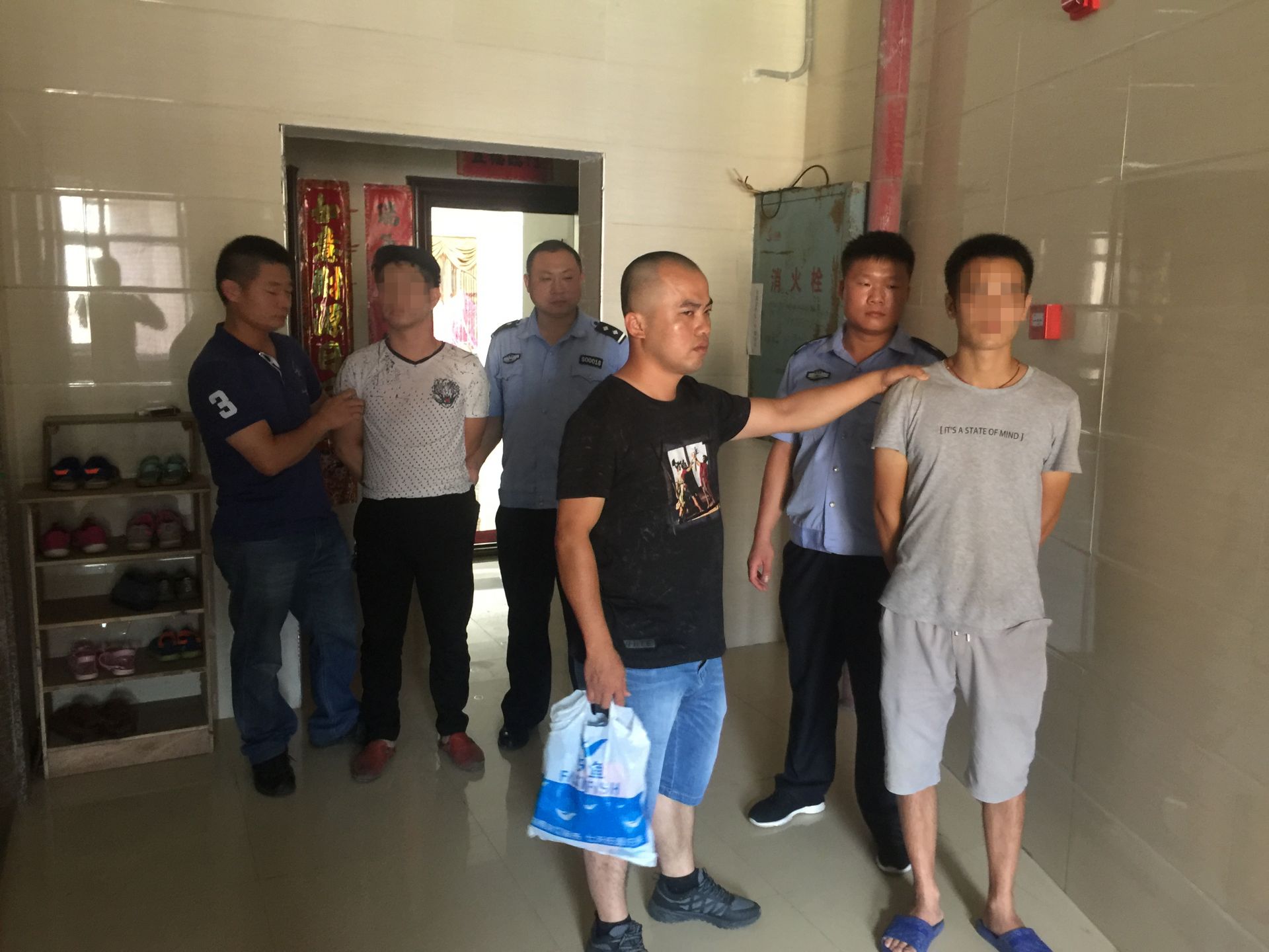 跨湘粤盗车牌留字条敲诈 两嫌疑人窜至龙岗作案落网