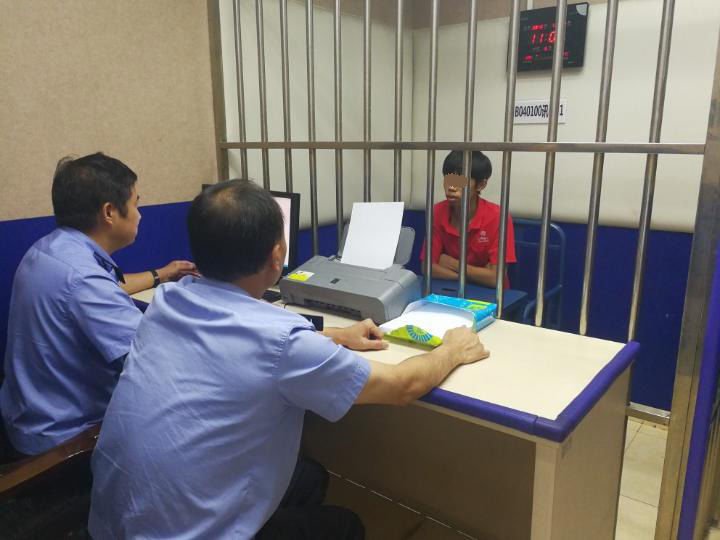 违规入户充电引火灾，拘!