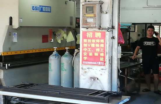 在自家门口乱贴小广告要罚？新安执法队已处罚一例