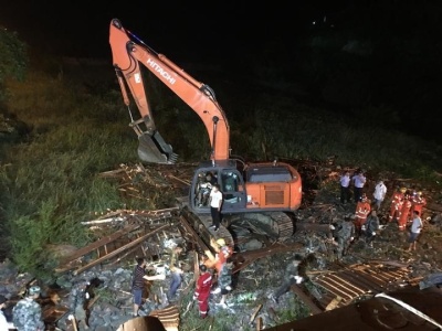 浙江桐庐县发生廊桥桥顶垮塌 造成4死7伤