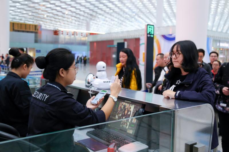 深圳机场上半年客流超2400万 国际和地区客运通航城市达44个