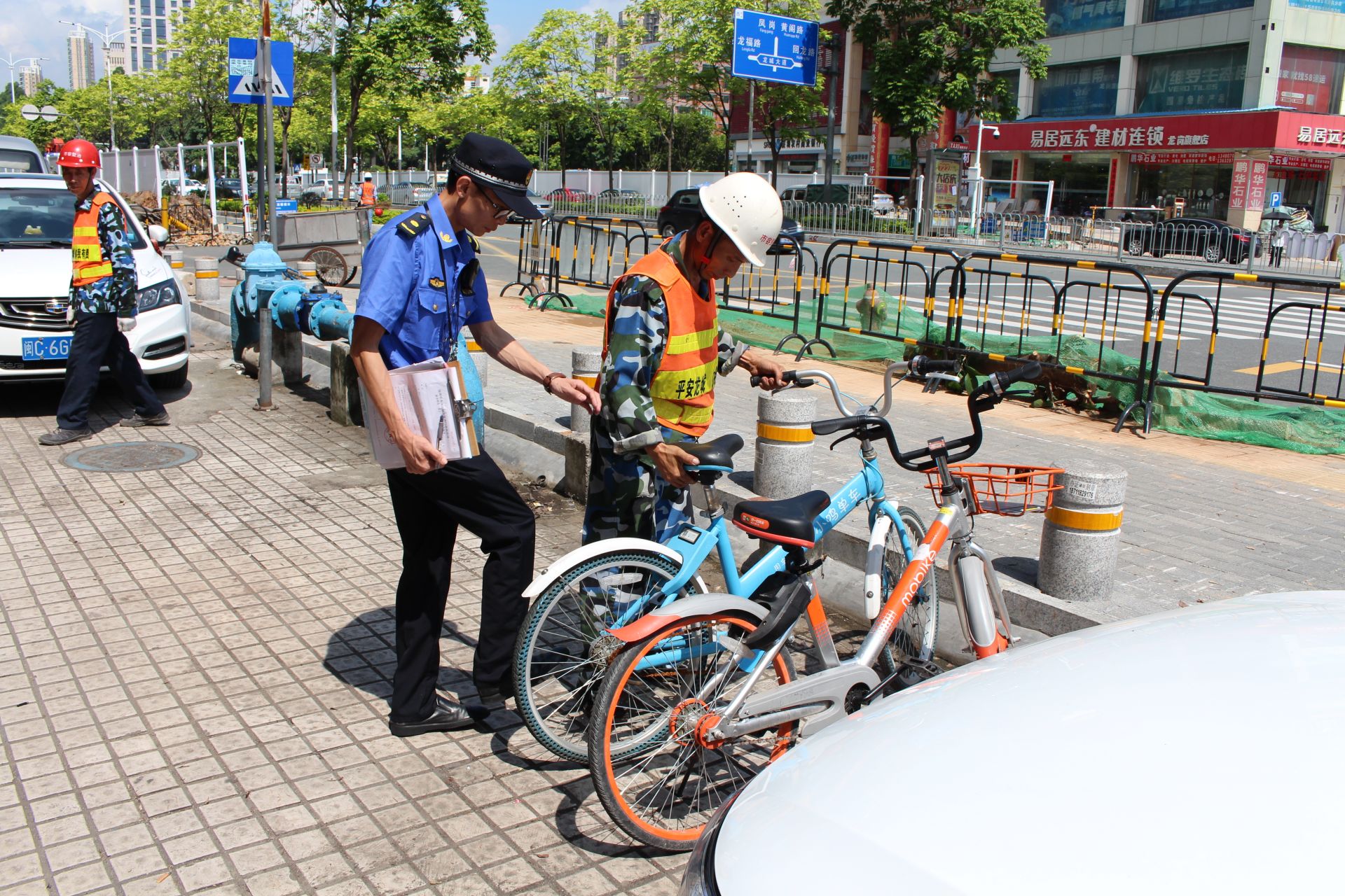 人行道上别“任性”！龙城街道净化人行道还路于民