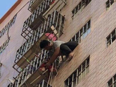 男童悬挂九楼窗外 民警携手群众化解危机