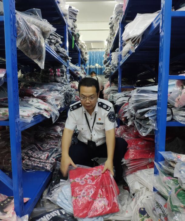 突查打假时隔壁仓库却突然关门……背后藏了什么猫腻？