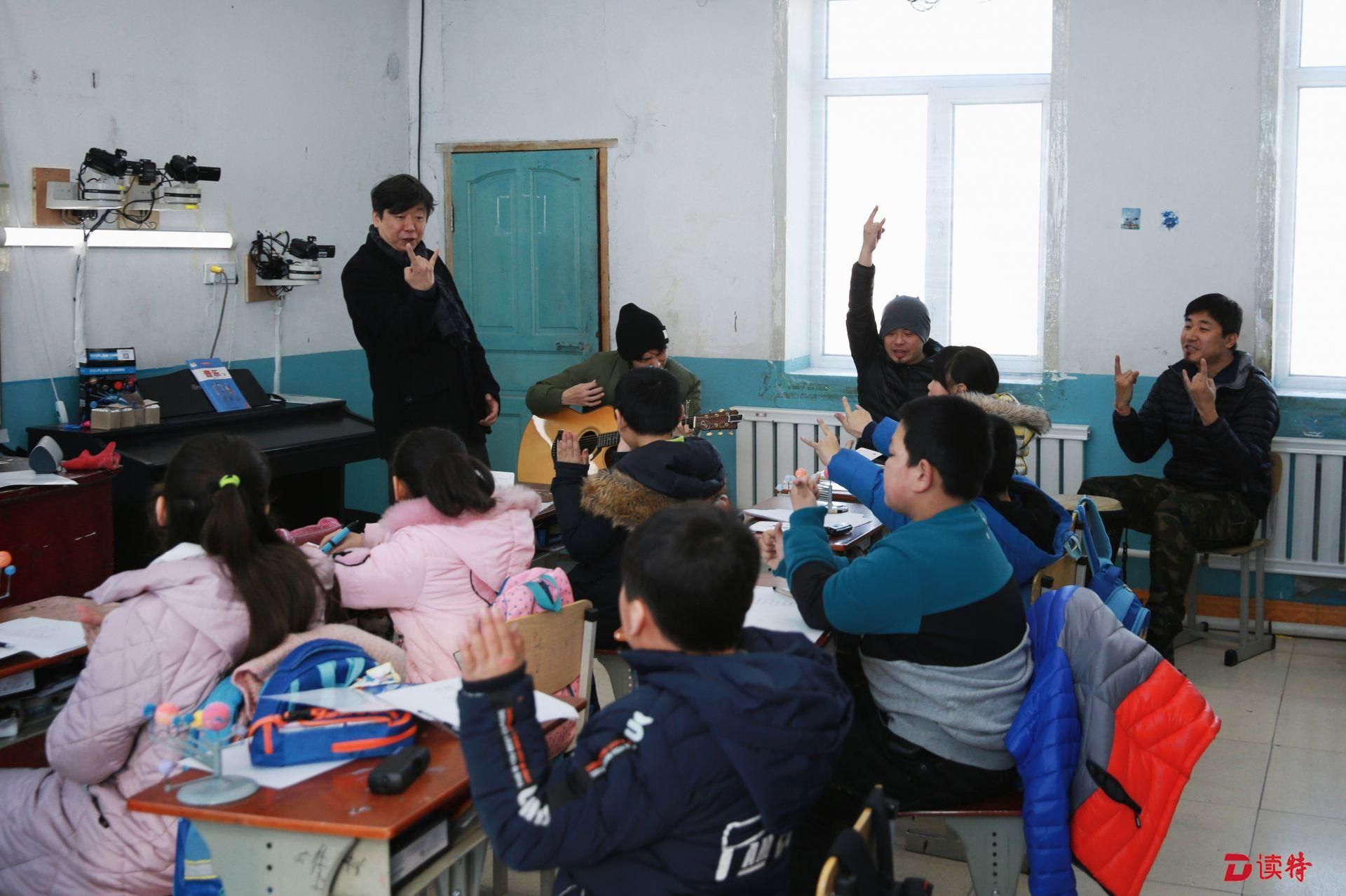 老狼、品冠带音乐进课堂，《同一堂课》重现经典老歌