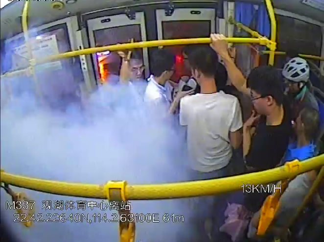 大巴车厢起火，48秒转移约50名乘客！罪魁可能是这件东西