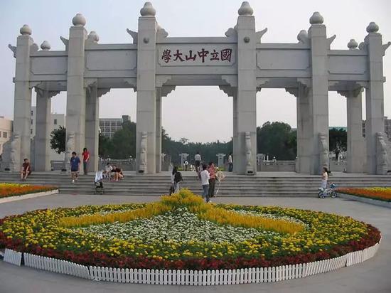 中纪委网站刊文:“学生官”充斥校园不是哈哈一笑的事