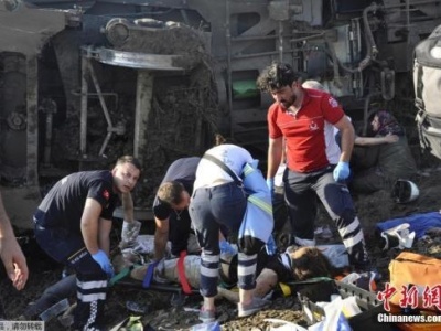 土耳其火车脱轨事故导致24人死亡 数百人受伤 