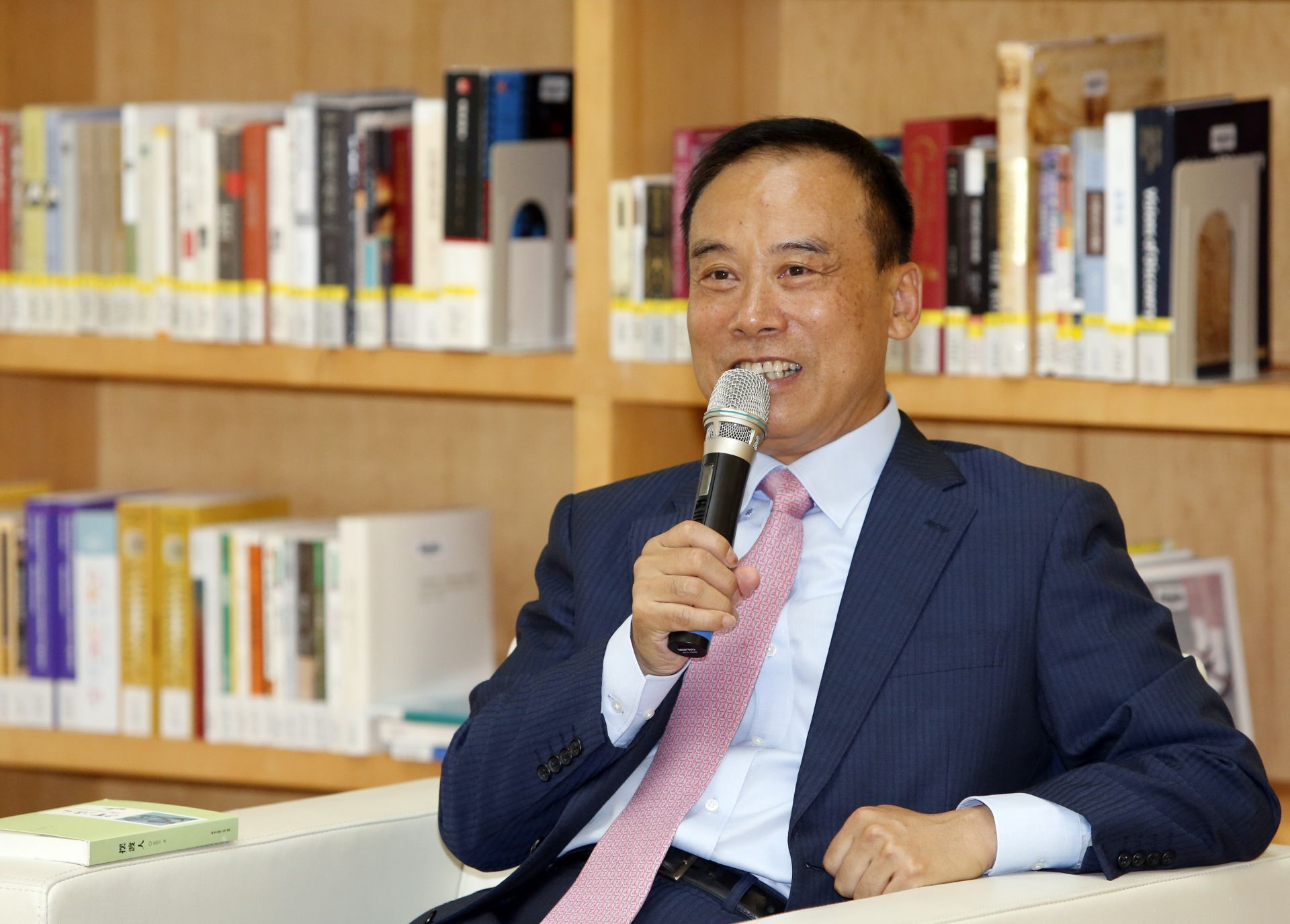 送给年轻人的礼物！徐扬生散文集《摆渡人》笔会举行 