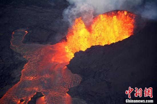夏威夷火山熔岩飞溅将一艘观光船顶棚砸穿，致23人受伤