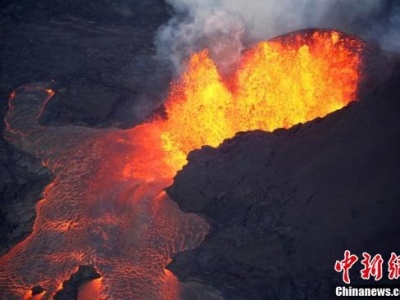 夏威夷火山熔岩飞溅将一艘观光船顶棚砸穿，致23人受伤