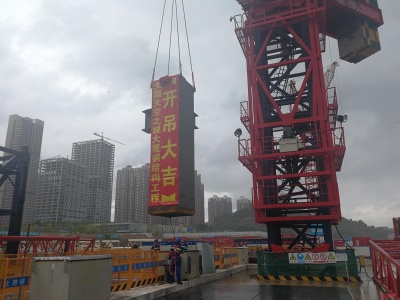 深圳大疆天空之城项目地上钢结构开吊