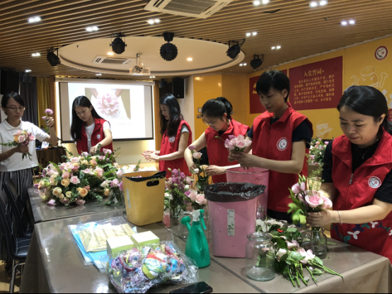 这些义工很有想法！回收鲜花扮靓城市