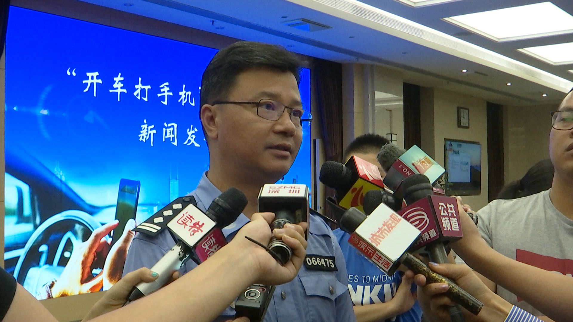 司机注意了！终于有人要管“开车打手机”300元2分！