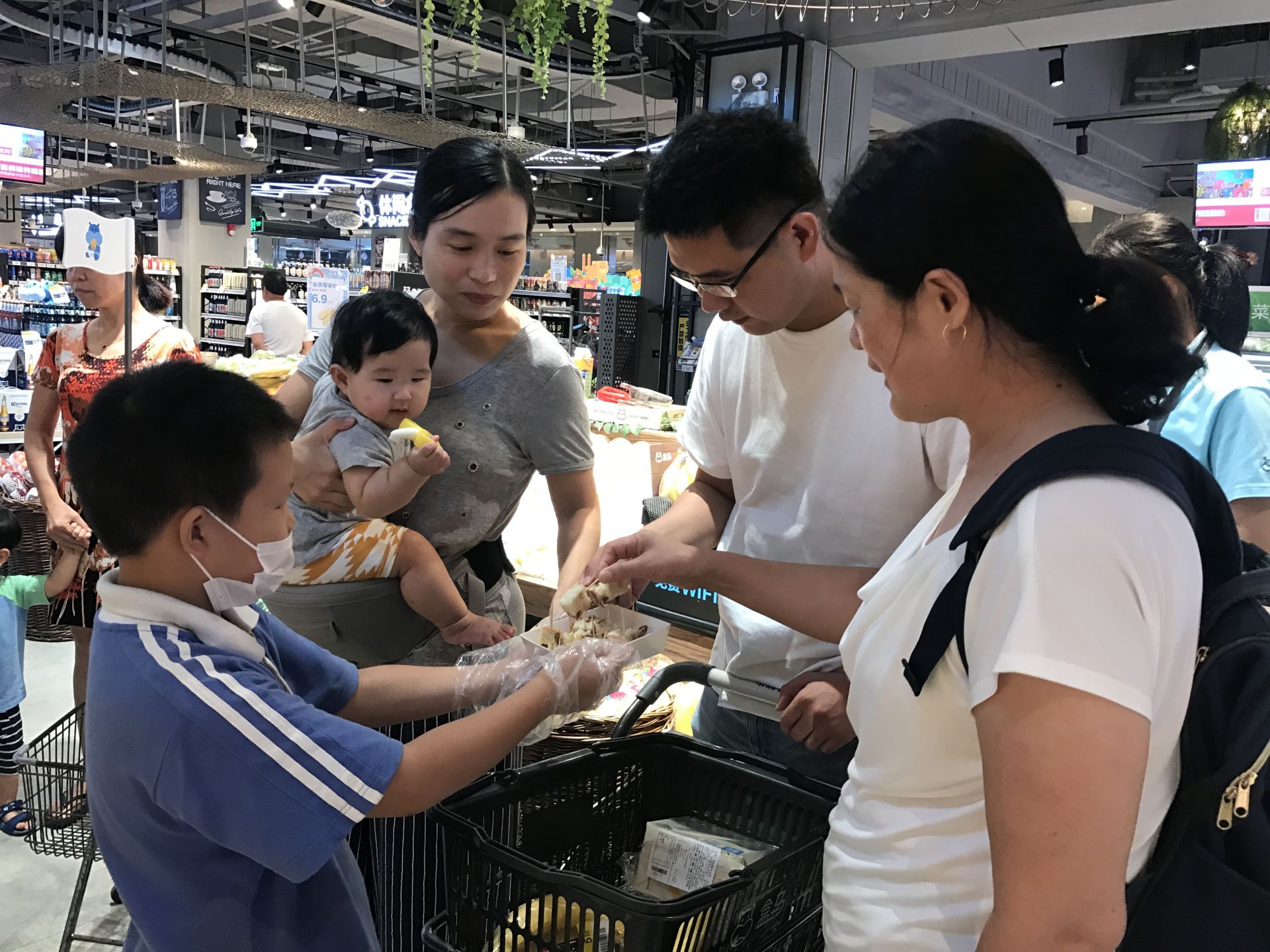 卖场职业初体验！30多名萌娃进超市当起了推销员