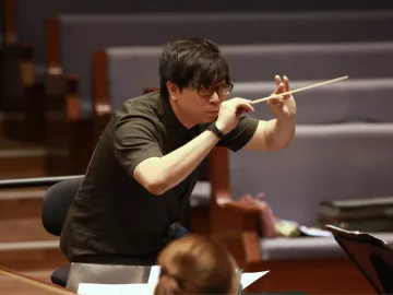 和杜达梅尔拿同个顶级指挥大奖 这位华裔指挥家闪耀国际古典乐坛
