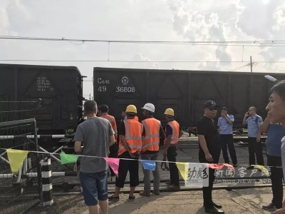 哈尔滨一货车抢越道口撞上火车：货车司机身亡，9趟客车晚点