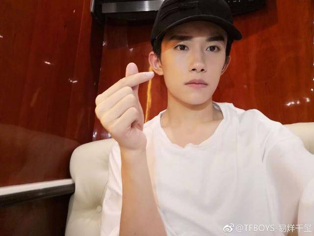 易烊千玺晒通知书 网友：看录取编号就知不简单