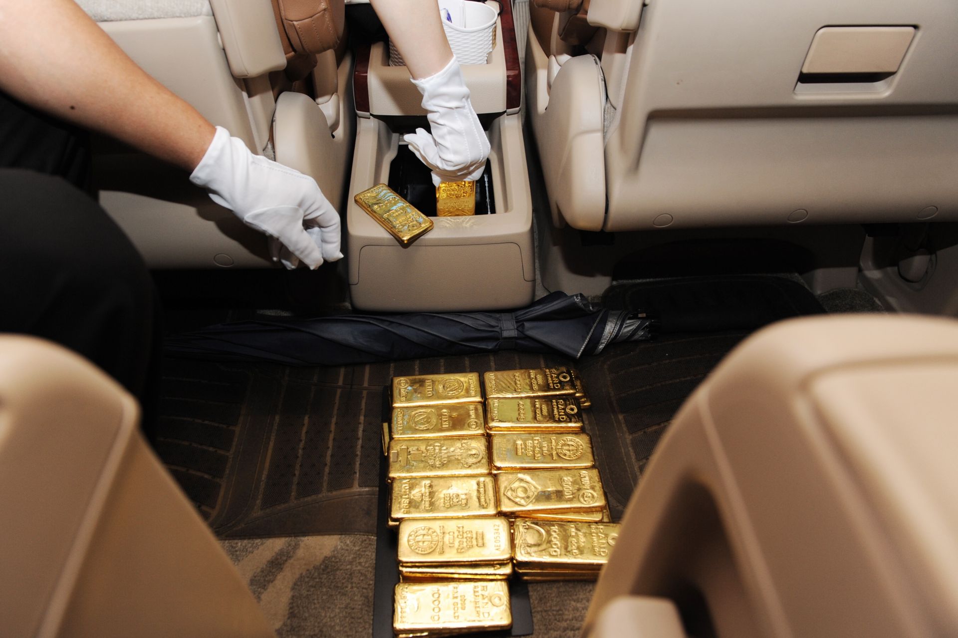 价值逾千万！深圳海关查获44块走私金砖