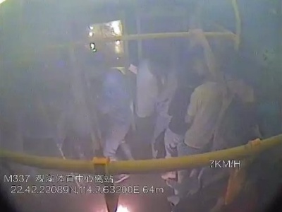 48秒！50名公交乘客安全转移，引起着火的竟是乘客的充电宝
