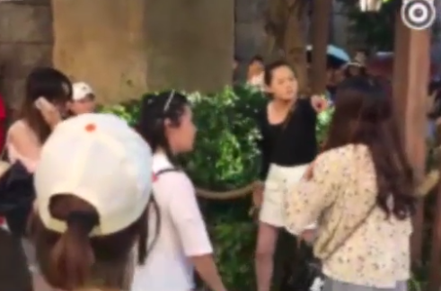 女子在迪士尼被8岁男孩摸臀遭其母打骂?警方回应