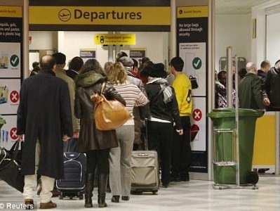 英国多家机场试用新安检设备 液体行李限制或取消