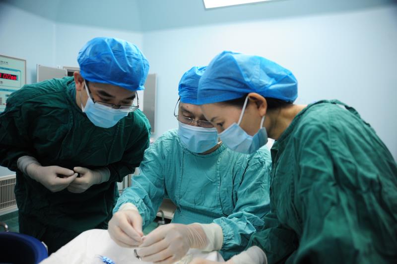 深圳成功实施首例折叠式人工玻璃体植入保眼球