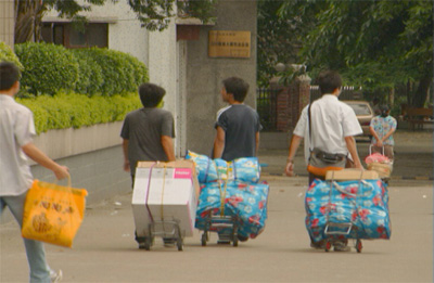 无锡学校回应腾宿舍风波：未处分学生 老师应对欠妥