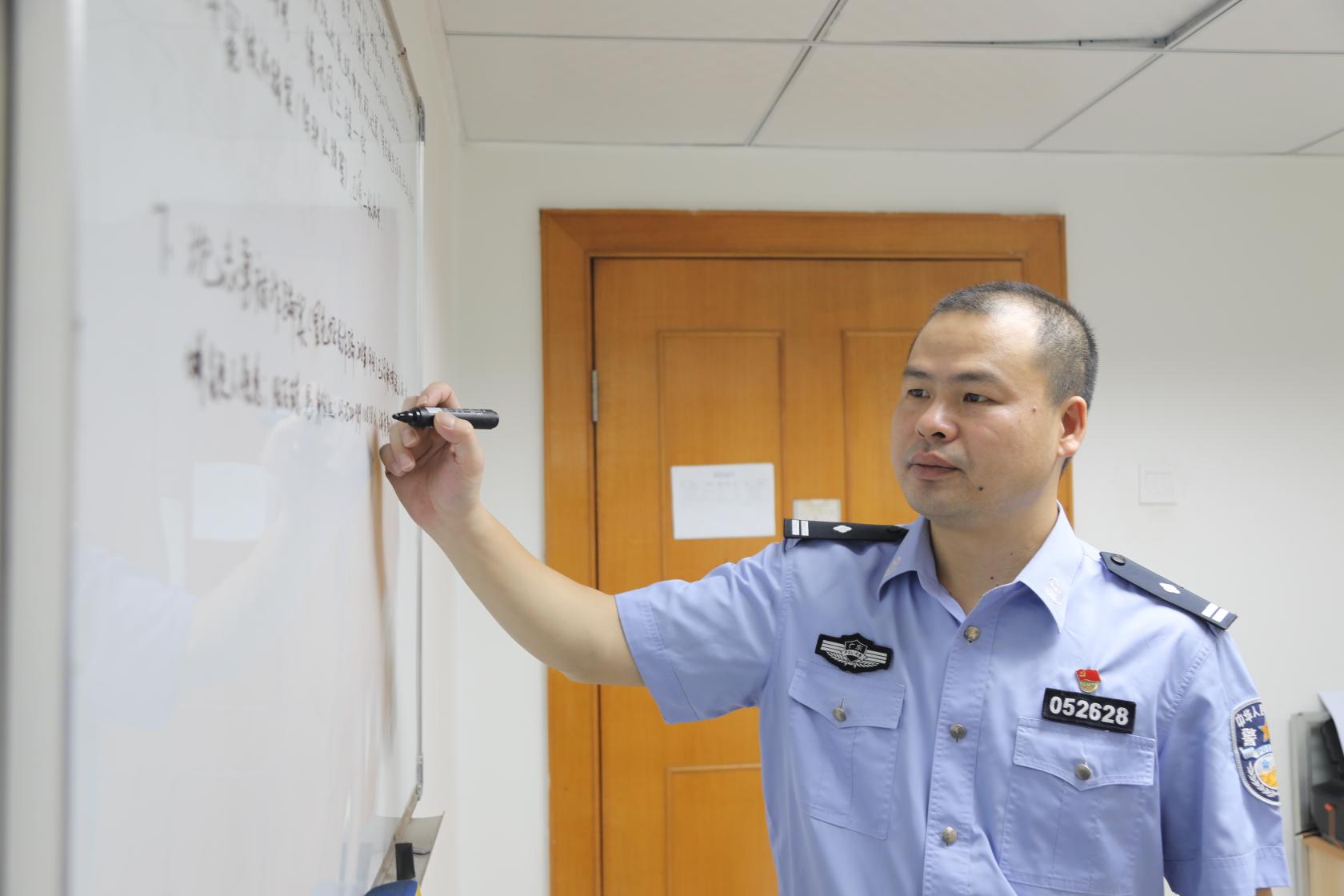 每日警星 | 梁超明：资深刑侦的“苦辣酸甜”