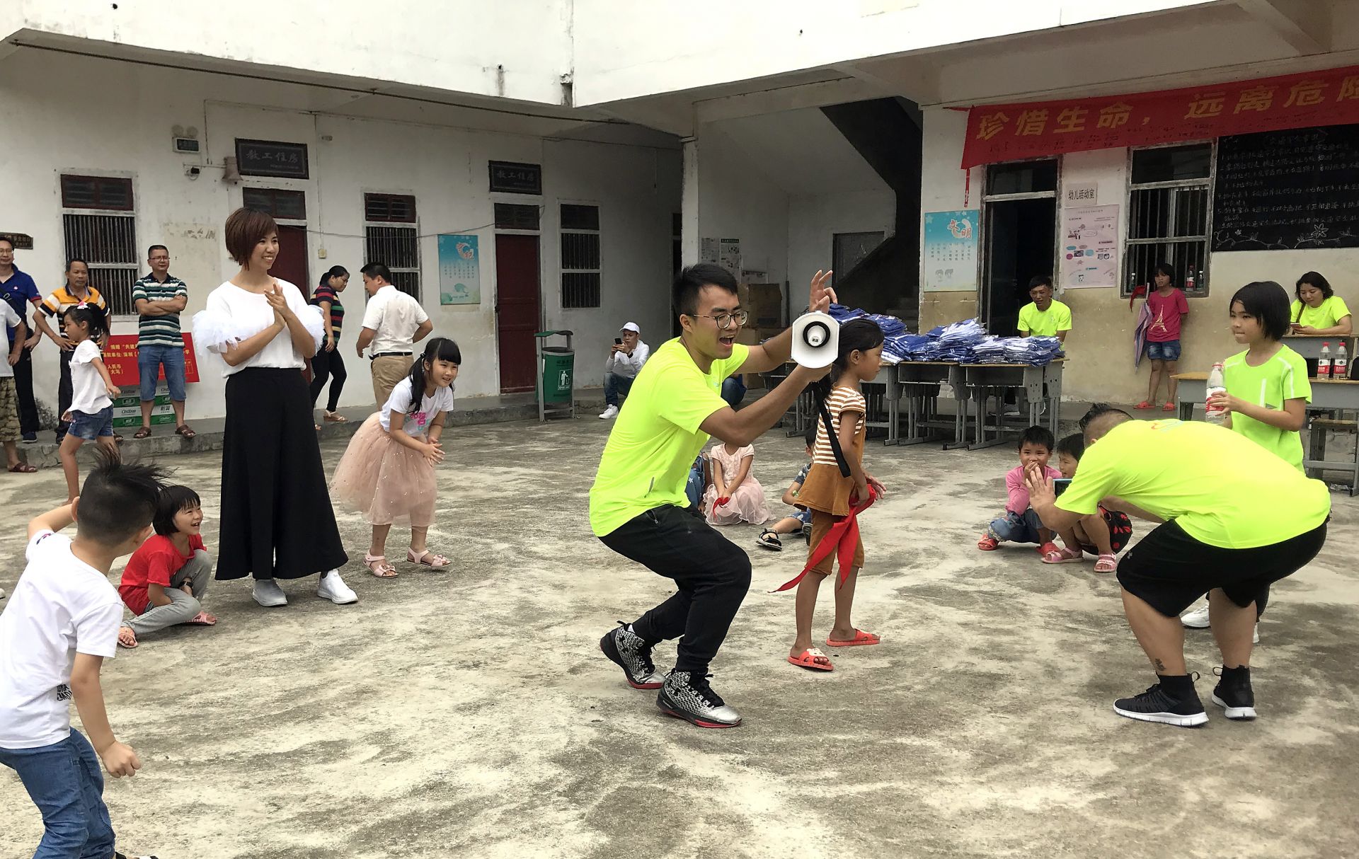 深圳公益团队走进边远山区 爱心捐赠情暖山区贫困小学