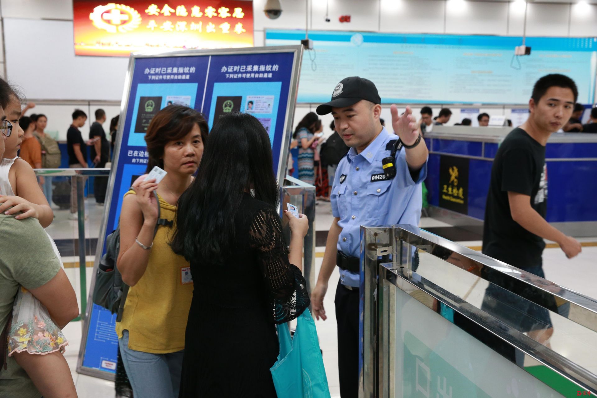深圳湾口岸迎来暑期客流高峰