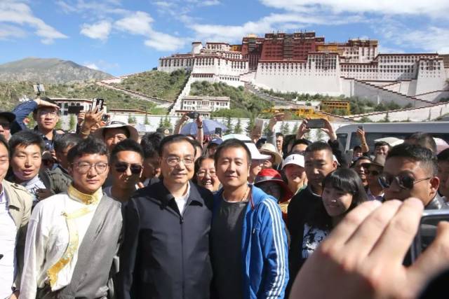 布达拉宫游客问能和我们拍张照吗？李克强欣然应允