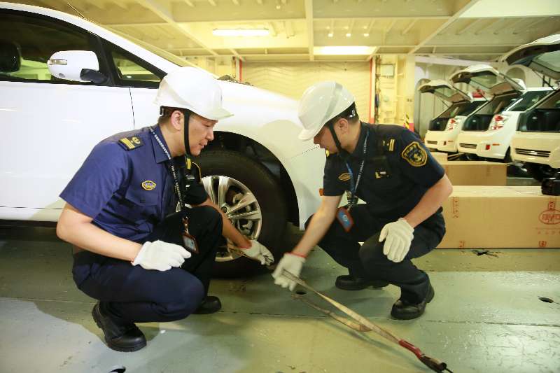 大铲海事局护航深圳百辆新能源汽车装船出海