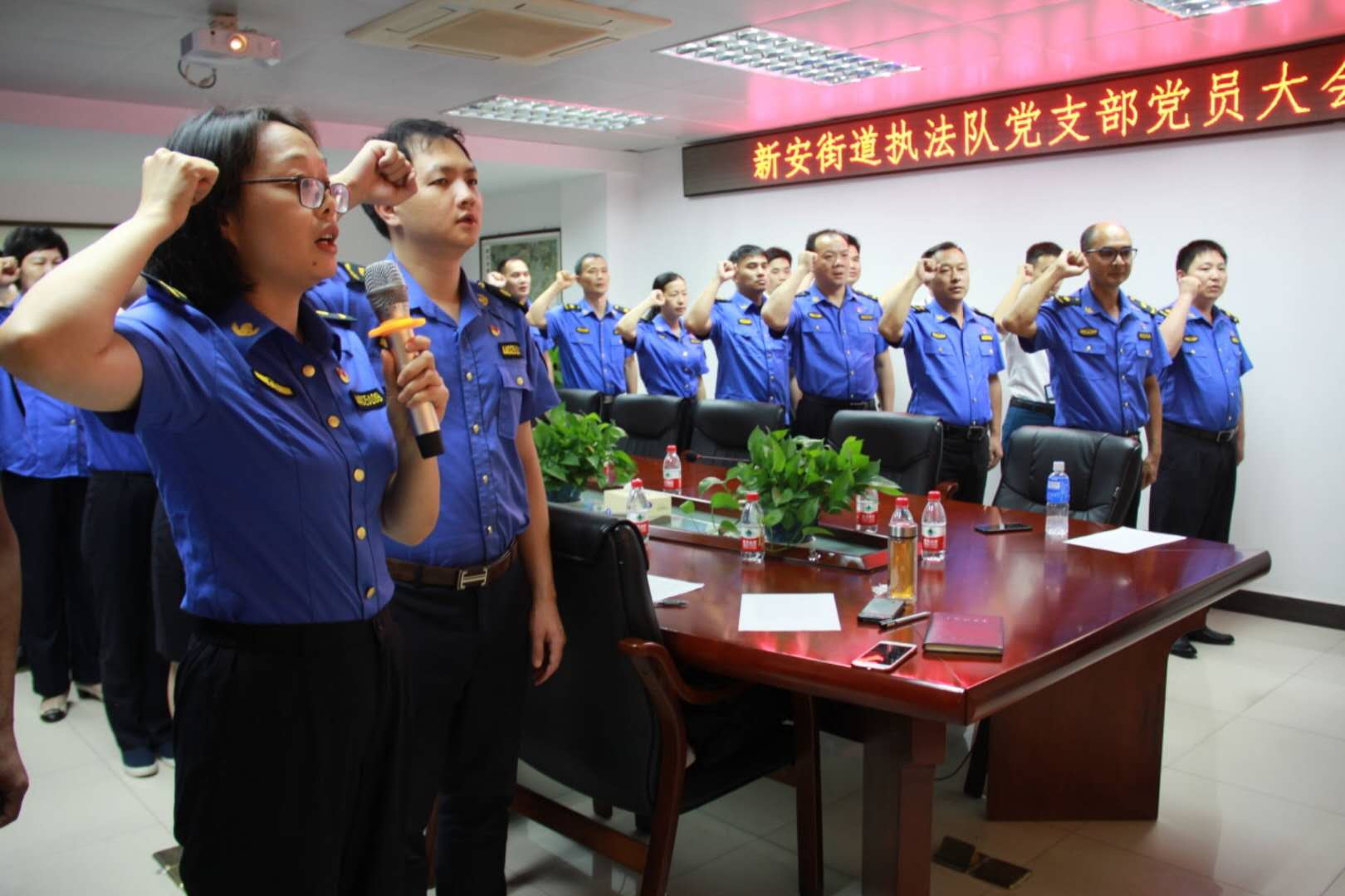 新安执法队40多名党员重温入党誓词