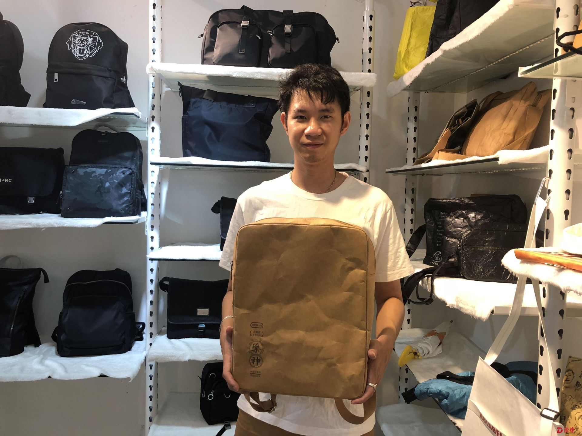 东莞设计师名声在外，《我不是药神》都找他设计背包