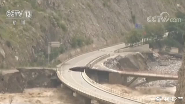甘肃舟曲滑坡紧急转移2300人 唯一通往外界道路多处路基被毁