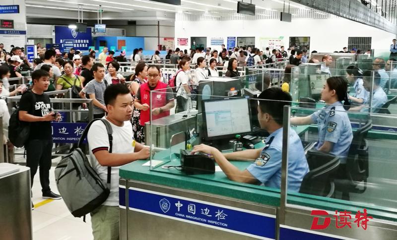 皇岗边检站7月查获多起冒用证件出入境案件
