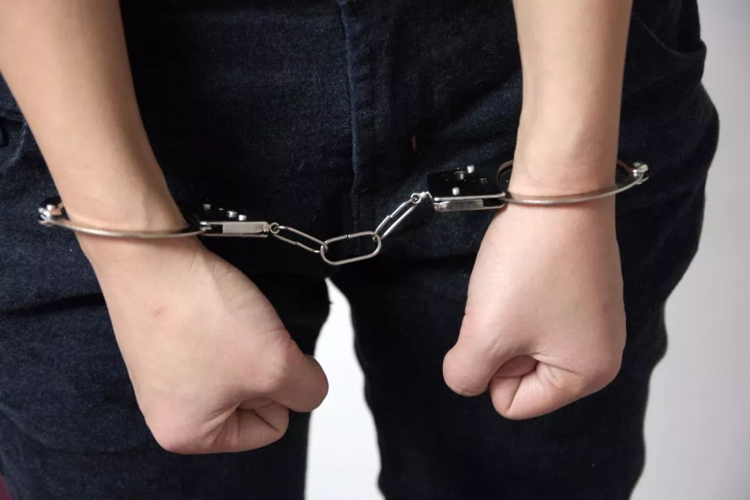 逛街时闻到陌生男子身有异香……她报警后，男子被抓了