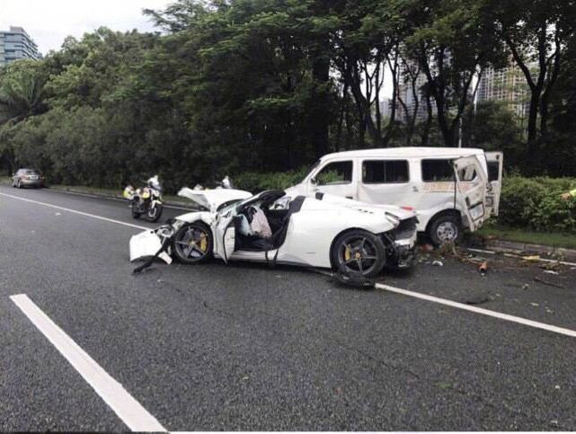 涉嫌醉驾跑车撞上涉嫌超载面包车 交警已介入调查