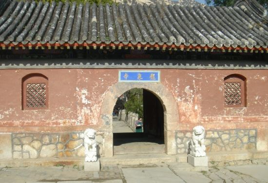 龙泉寺违建庙堂引关注：9年违规建1.37万平米