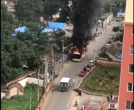 北京957路公交车起火1人死亡 消防官兵速赴现场扑灭