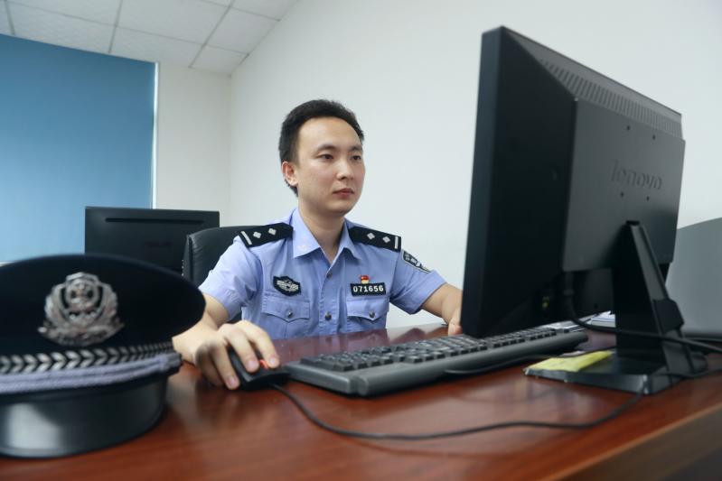 李镇泽： 细致严谨揪出消防隐患