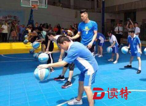 林书豪现身深圳福利院，和孩子们打起了“趣味篮球”