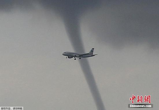 29日暴雨造成香港多区严重水浸 汀九出现水龙卷