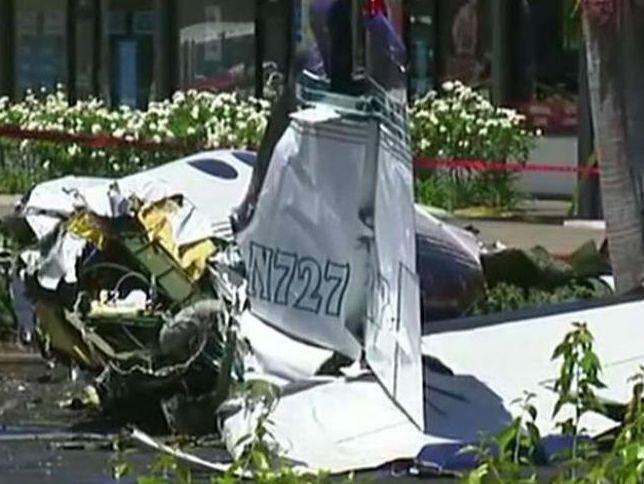 美国南加州一架双引擎飞机坠落超市停车场 造成5人死亡