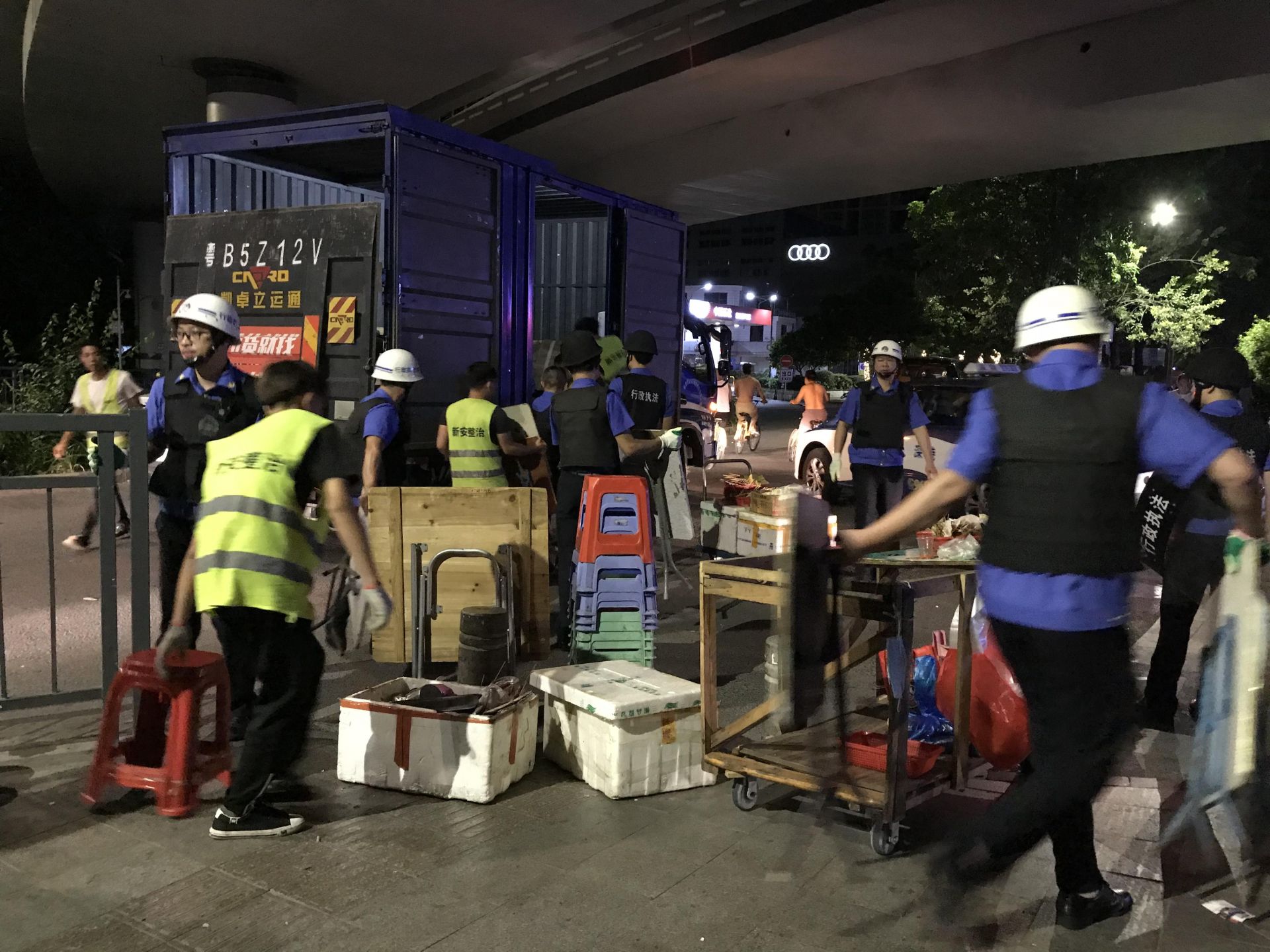 新安街道开展凌晨突击行动 精准打击无证烧烤送餐档