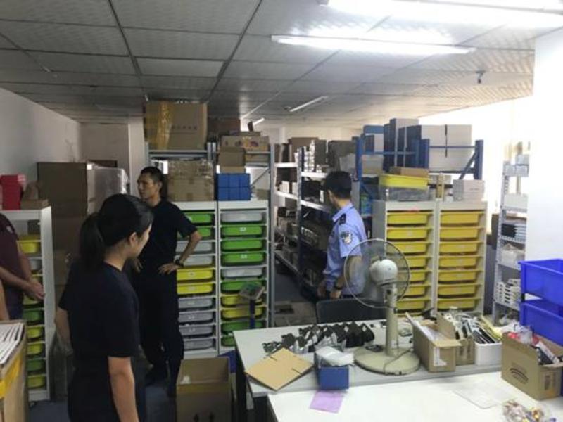 深圳警方破获网店售假数码配件系列案 苹果三星小米均中招