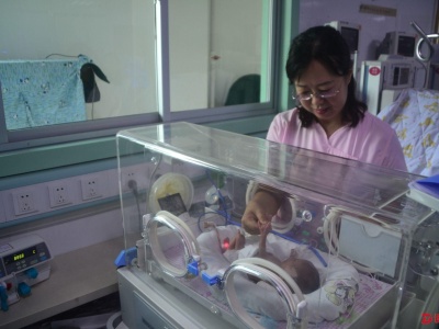 17岁少女早产生下800克男婴后失踪 医院救下孩子却面临难题……