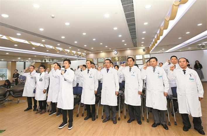 致敬深圳医生！3万多医师每年完成近亿人次门诊！