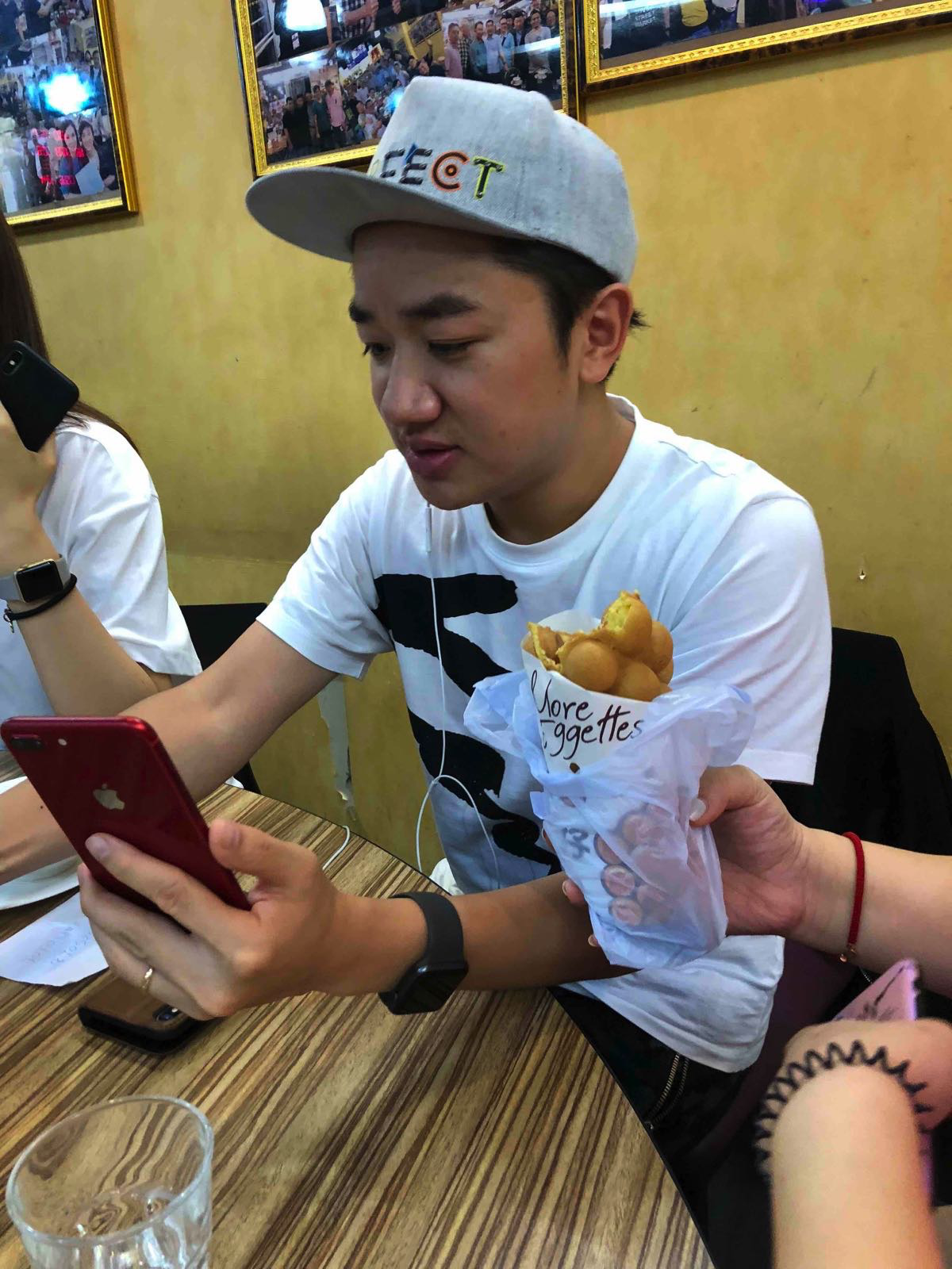 王祖蓝快手“吃螃蟹”引领美食时尚 下一个爆款餐厅落座香港